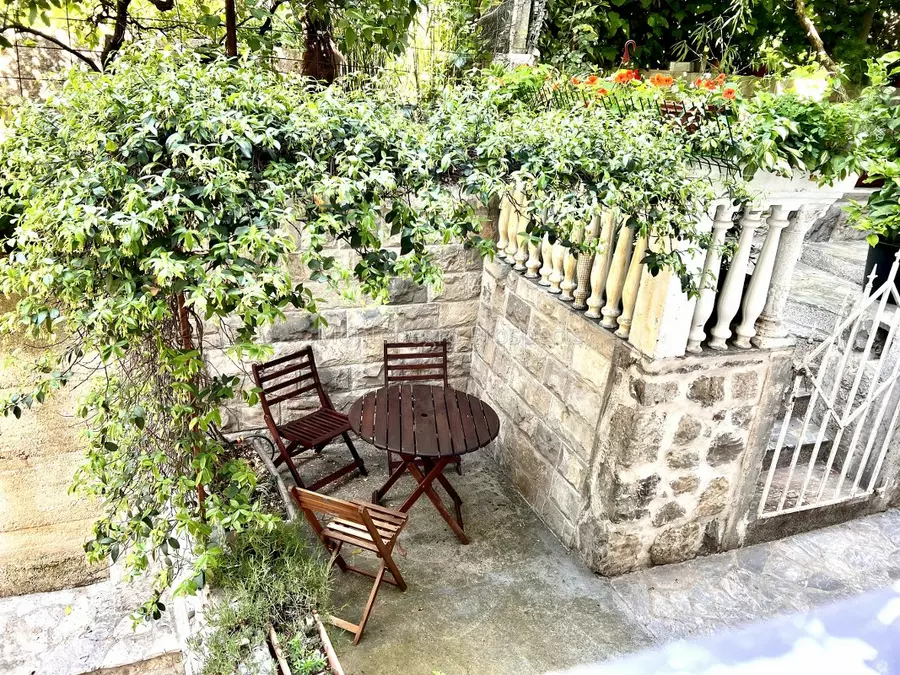 Three bedroom apartment on the first line to the sea kotor 13708 3